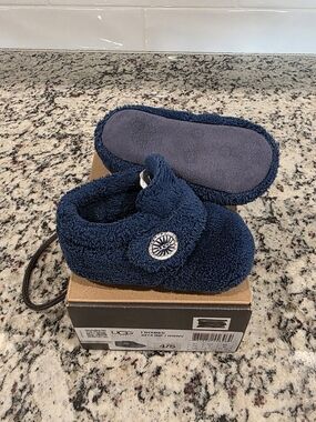 UGG Bixbee Infant Navy Cozy Fuzzy Slippers - Size 4/5 - EUC